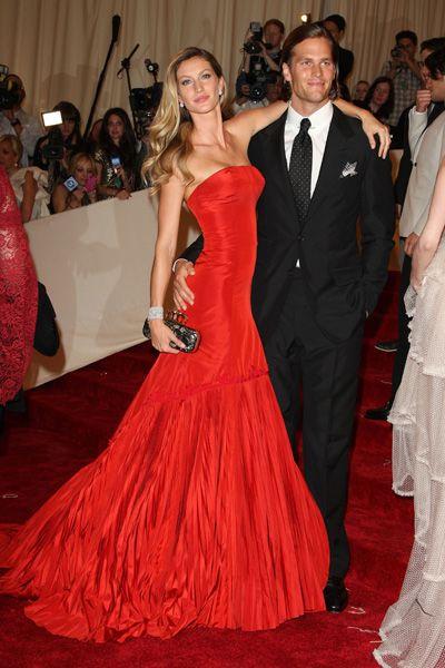 Gisele Bündchen llevó un impresionante Alexander McQueen y joyas de Van Cleef &Arpels a la gala de 2011.