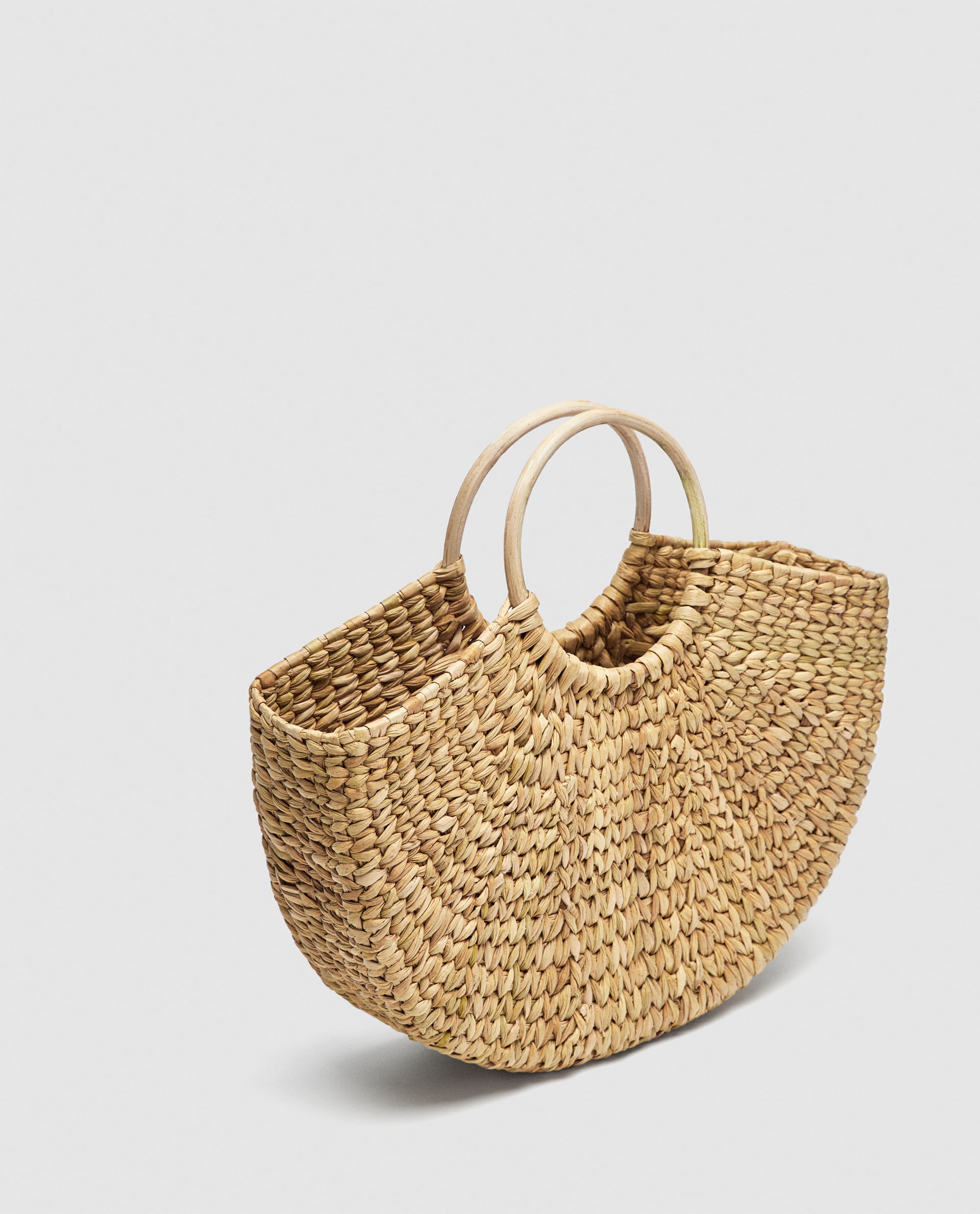Cesta con asas redondas de Zara: 29,95 euros.