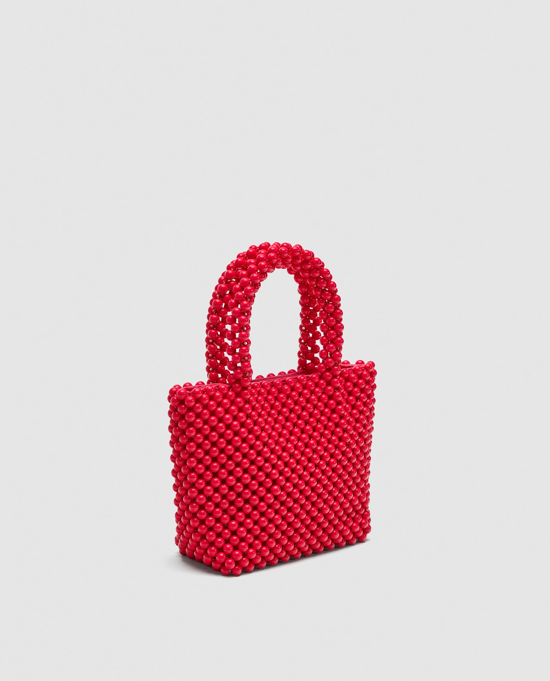 Mini shopper con bolitas de Zara: 29,95 euros.