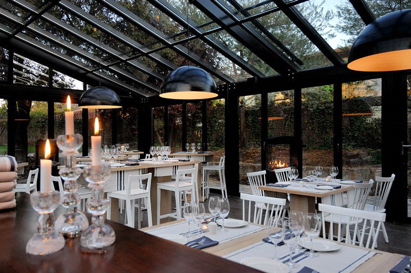 Cabaña Marconi , situado en Alcobendas (Madrid) es un rincón como un cuento de hadas, y alejado del ajetreo de la ciudad. Cenar en un jardín de centenarias encinas no es algo que vayas a hacer todos los días.