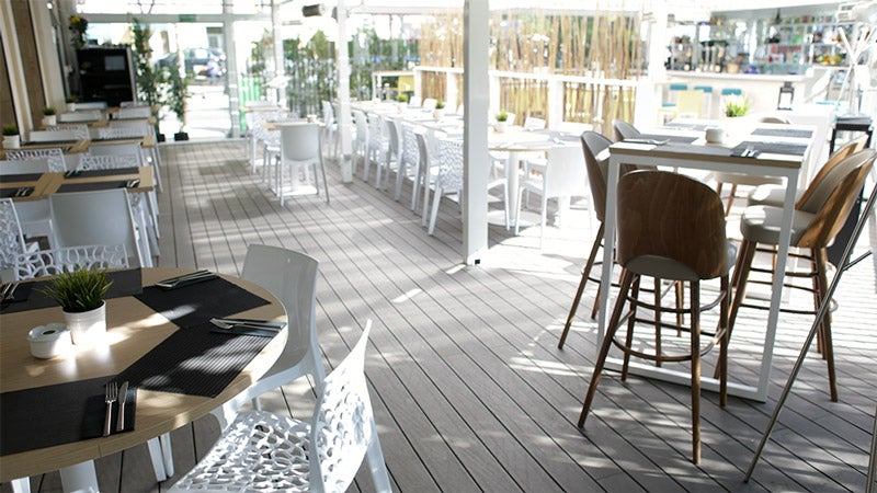 90 Grados  te trae una propuesta tan dulce como especial. Si te gusta el dulce, no puedes irte sin probar la Retro tarta de chocolate, el Pijama de Brownie 90 Grados, el Flan Blanco Roto o el Coulant de Chocolate con un café o tu té orgánico favorito. Todos 100% caseros. ¿A qué esperas?