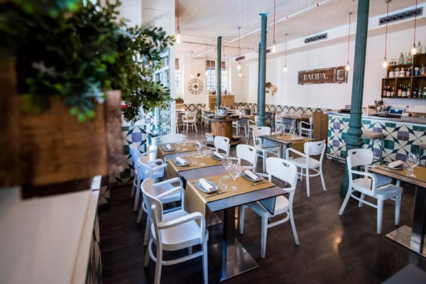 Además de un perfecto reservado por si se apunta toda la familia, en  Bacira , en la calle del Castillo, 16, en Madrid, van mano a mano sabores mediterráneos y asiáticos que te harán disfrutar de una gastronomía moderna y tradicional a la vez.