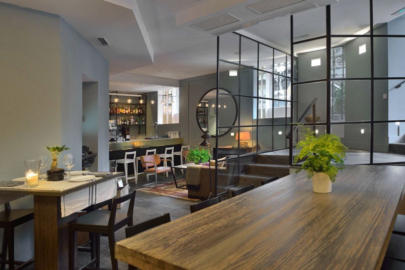 Una carta con pasaporte internacional en pleno corazón del  Barrio de Salamanca en Madrid . Recoge una propuesta íntima, minimalista y delicada que os hará sentir como en casa.