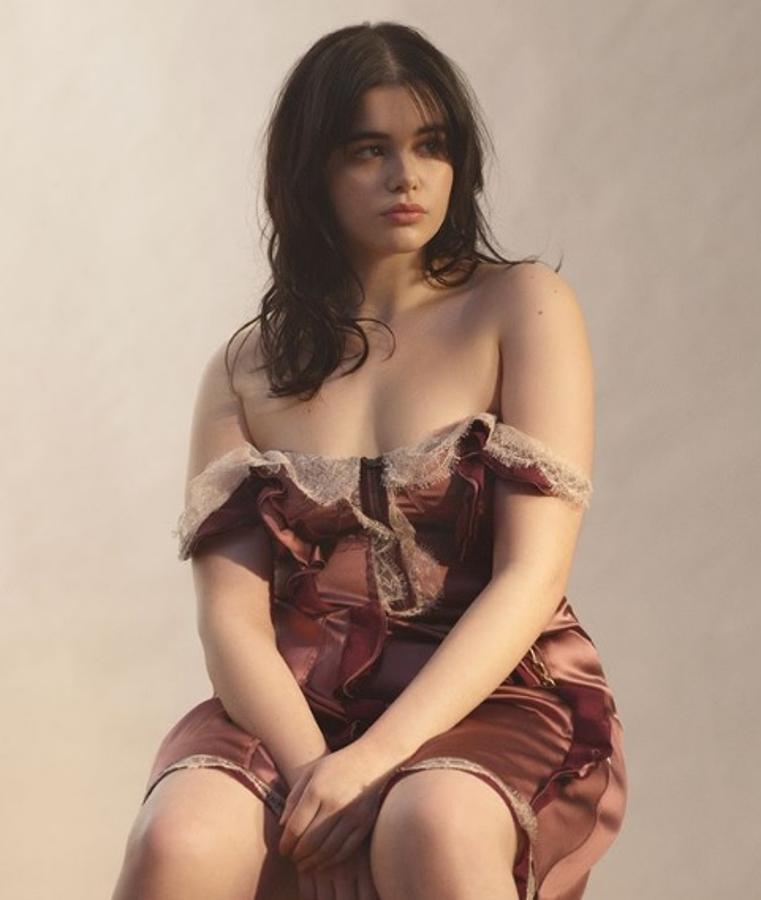 Con casi 460 mil seguidores en Instagram, Barbie Ferreira está más que arropada en su revolución curvy. Su talla 44 se ha convertido en todo un fenómeno de masas tras la viralización de una exitosa campaña de bikinis de talla grande en las redes.