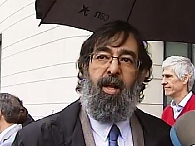 Ricardo González a las puertas de la Audiencia Provincial de Navarra.