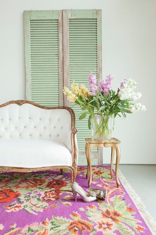 Elige una que sea lo suficientemente llamativa para acaparar todas las miradas o coloca una alfombra sobre otra para conseguir un estilo maximalista ¡maravilloso!