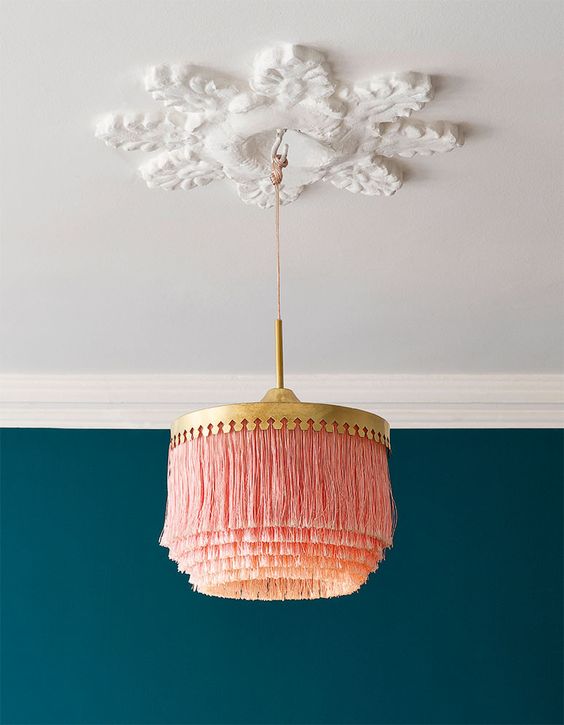 Los flecos son tendencia esta temporada,  como hemos visto en la alfombra roja , y ahora también protagoniza los detalles más especiales de tu hogar.