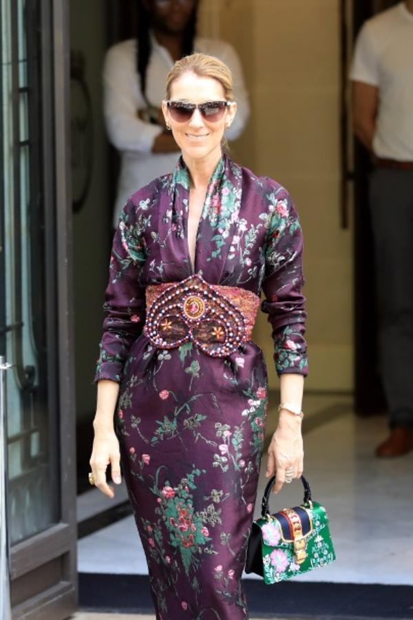 Celine Dion a sus 50 años es un icono de estilo allá a donde va. Este vestido de inspiración oriental, acompañado con bolso de Gucci es muestra de ello.