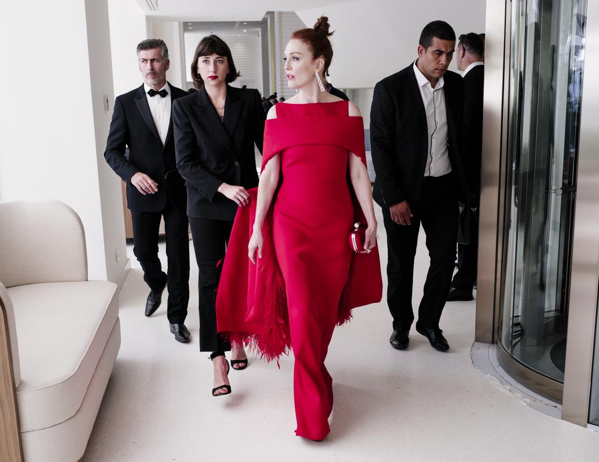 Si hay un color con el que Julianne Moore está arrebatadora ese es el rojo. En la presentación de 'Todos lo saben' apostó por él en un vestido con capa y plumas de Givenchy Haute Couture.