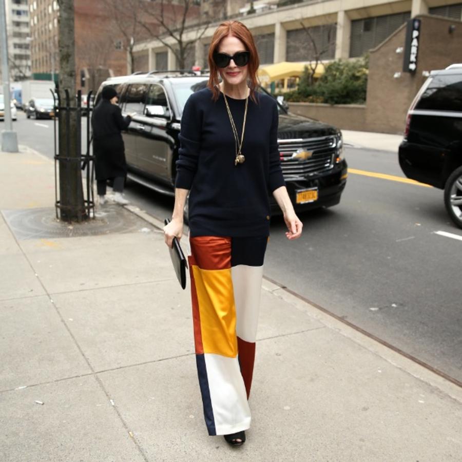 Una nueva lección de estilo es la que dio Julianne Moore con este look con pantalón patchwork de seda y jersey azul marino.