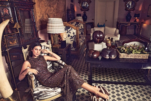 Alessandra lleva vestido de lentejuelas, de Dior, y pulseras de Cartier. El maquillaje le gusta siempre natural y su perfume favorito es Mademoiselle Rochas, de Rochas.