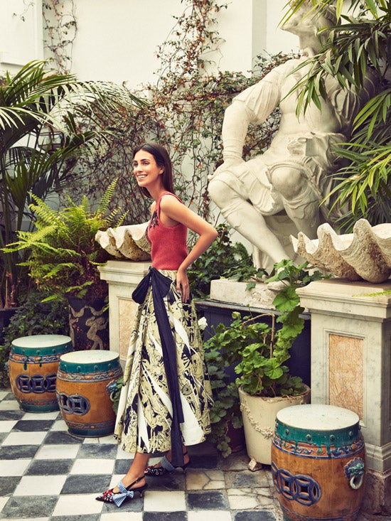 Alessandra luce total look de falda, top y zapatos, de Prada.