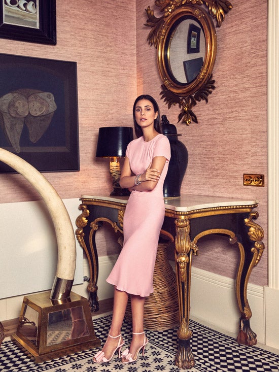 Alessandra luce vestido de Liu Jo. Sandalias de Christian Louboutin y pulseras de San Eduardo.