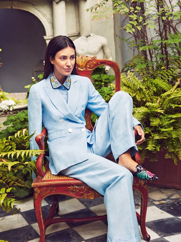 Alessandra lleva traje de chaqueta y pantalón, de Massimo Dutti; cuello de Essentiel; y zapatos de Pretty Ballerinas. Los anillos son de Suarez. En perfumes, elige Rochas.