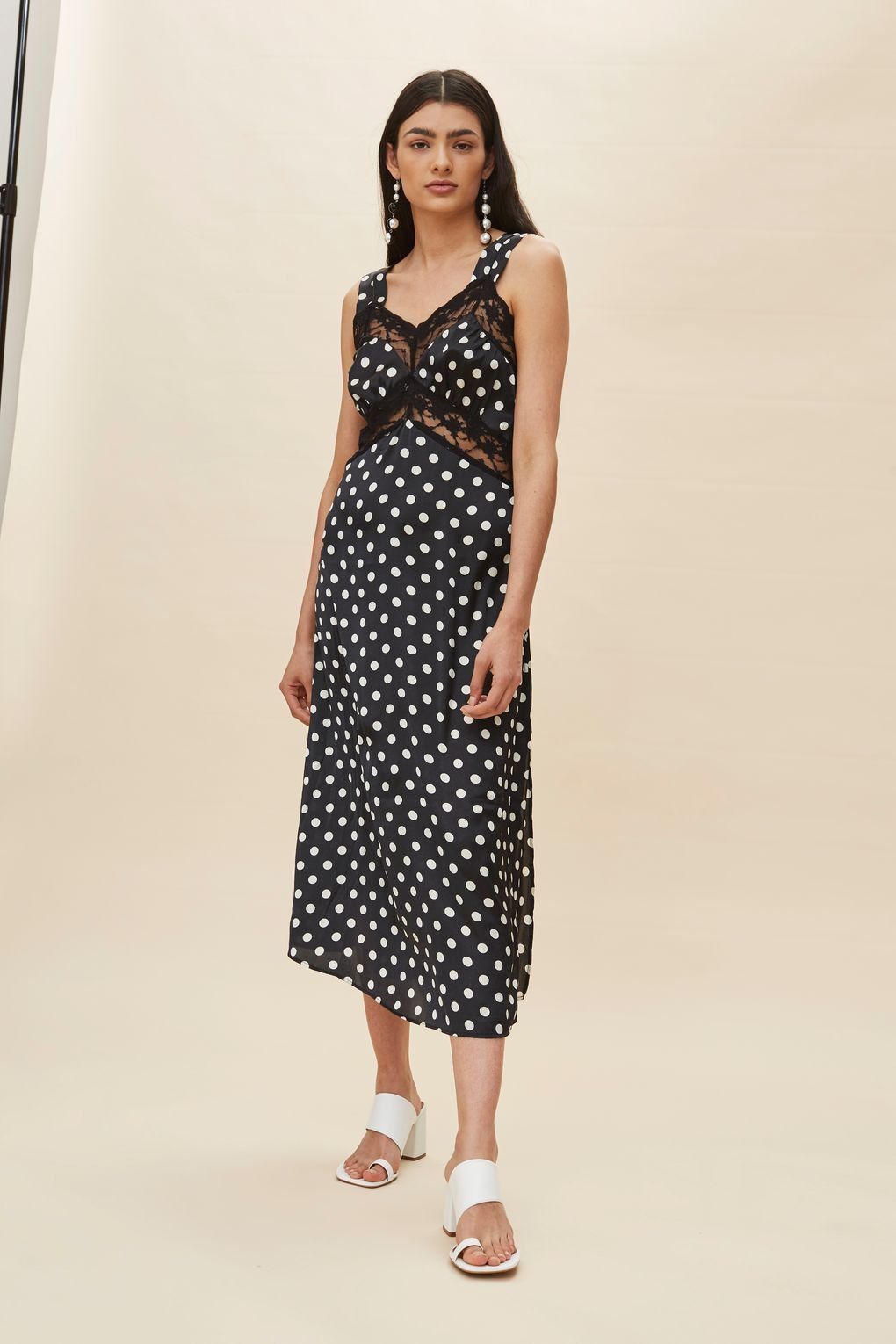 Vestido negro con lunares y encaje de Topshop: 52 euros.