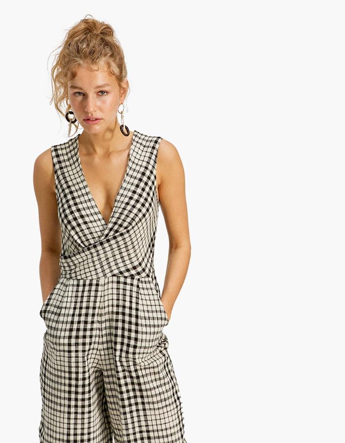 Mono culotte de cuadros de Stradivarius: 29,95 euros.