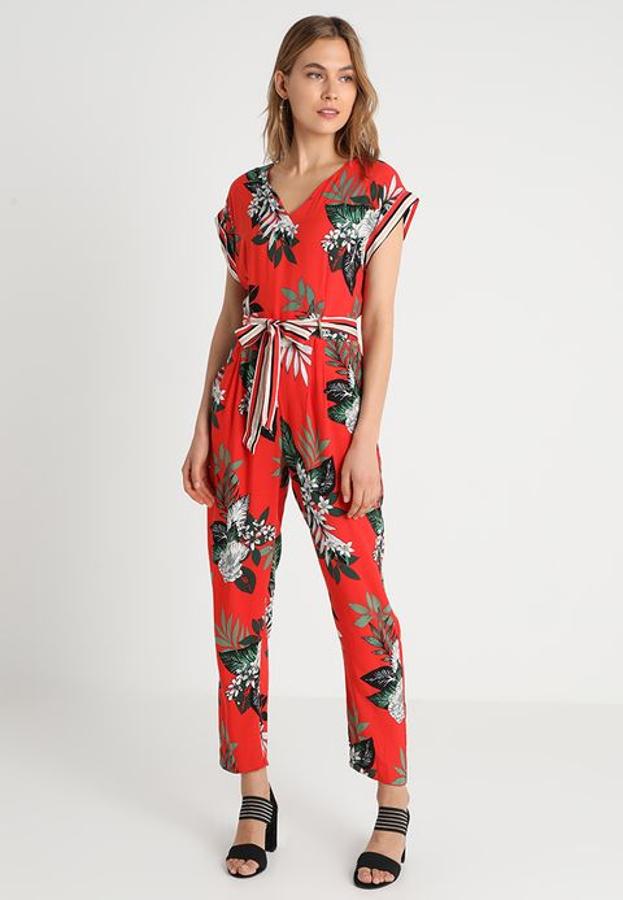 Mono rojo con estampado tropical de Zalando: 59,95 euros.