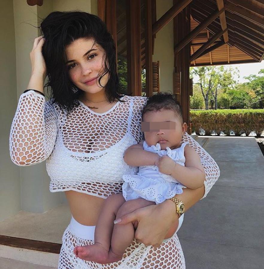 Llevó su embarazo en el más absoluto secreto. Pocas o ninguna fueron las imágenes de Kylie Jenner embarazada. Pero ahora se muestra cada día como una madre orgullosa en Instagram Stormi Webster.