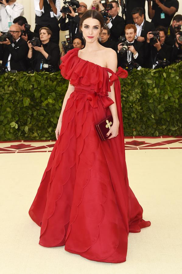 Bee Shaffer, con un vestido rojo sangre con volantes
