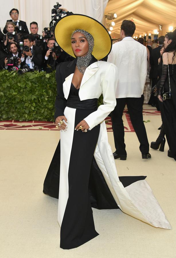 Janelle Monae apostó todo al bimonio black & white y coronó el look con pamela