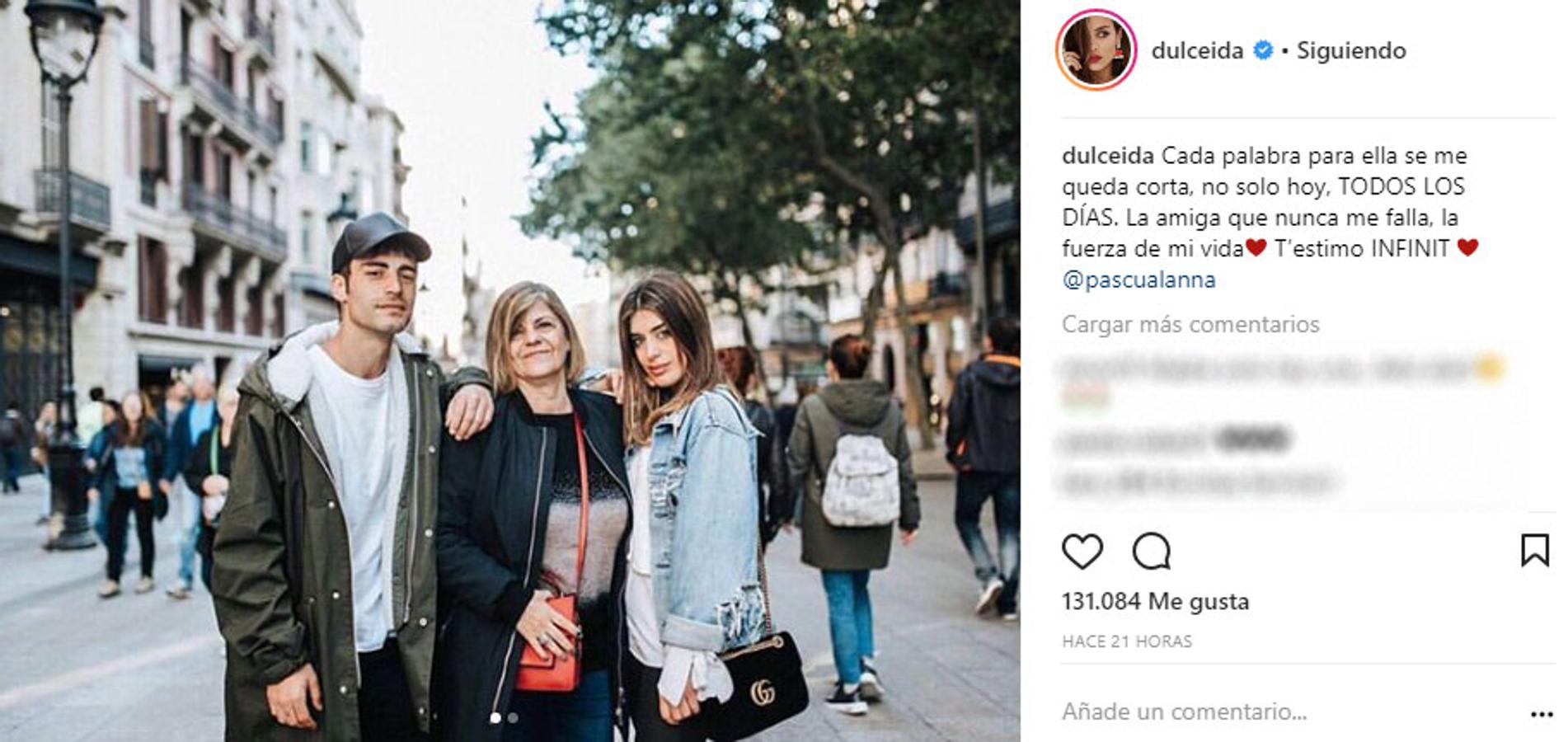 "La amiga que nunca me falla, la fuerza de mi vida", escribe Dulceida para acompañar esta instantánea en la que aparece junto a su madre y su hermano, Àlex Domenech.