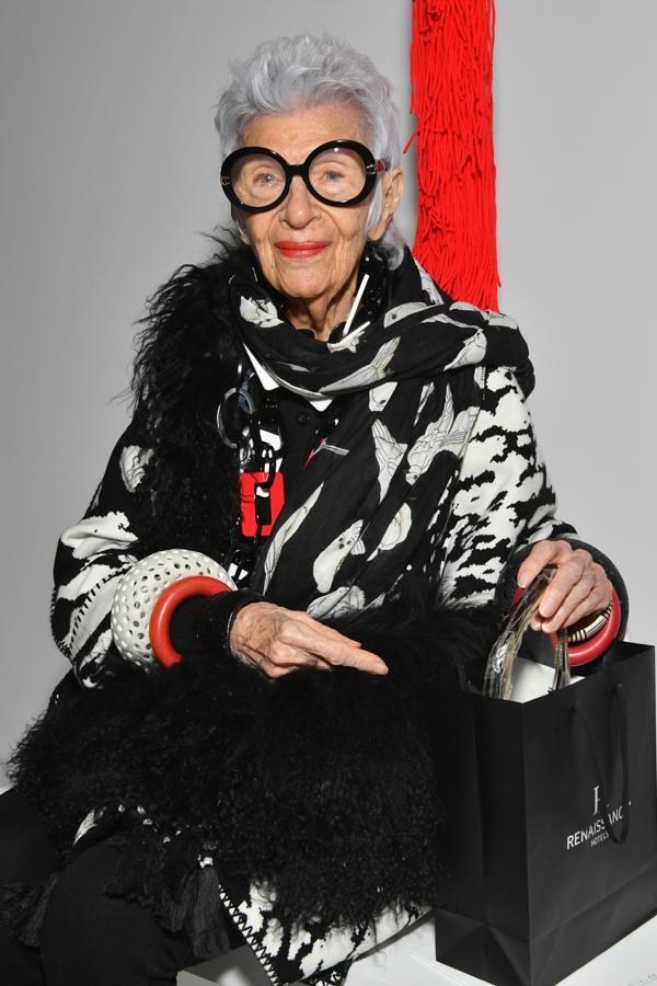 La neoyorquina Iris Apfel es una de las influencers más longevas y seguidas del momento con 909 mil seguidores en Instagram. Si algo destaca de ella son sus coloridas tendencias extravagantes dentro del mundo de la moda.