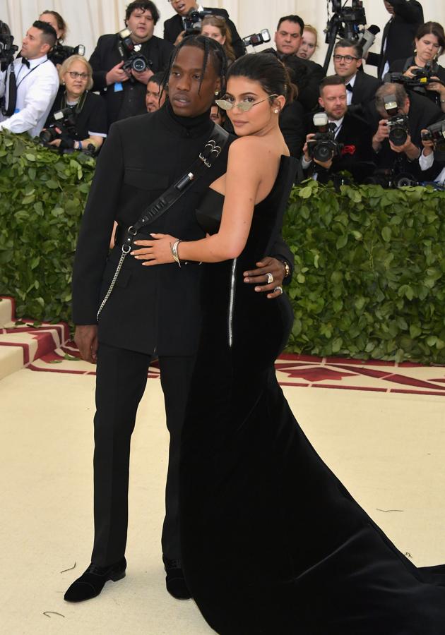 Kylie Jenner, con un vestido negro con cola