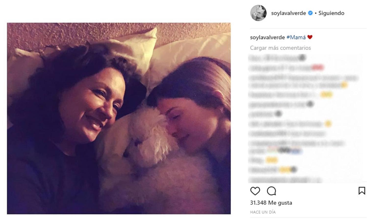 María Valverde ha conquistado a sus seguidores compartiendo esta bonita fotografía junto a su madre y su perrito.