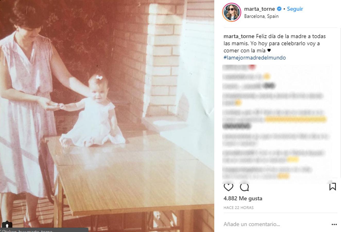 Marta Torné publicaba esta emotiva fotografía de pequeña junto a su madre, donde también anunciaba que el Día de la Madre lo pasaría comiendo con la suya.