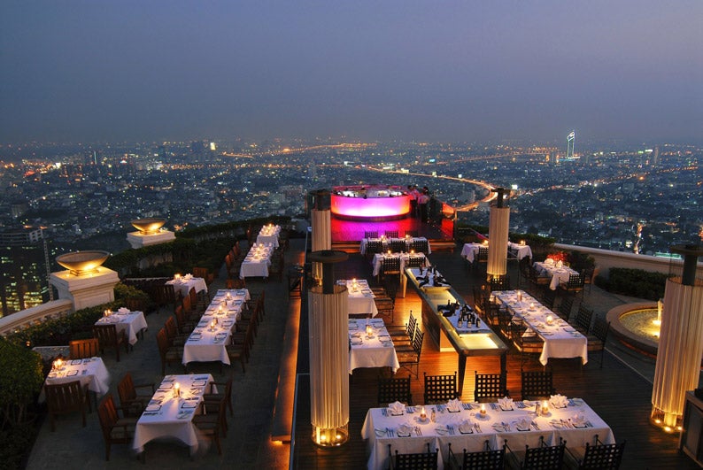 El restaurante Sirocco, situado en el hotel Lebua at State Tower, es el restaurante más alto del mundo. Una cena de altura con unas vistas inmejorables a la bulliciosa ciudad de Bangkok, en Tailandia.