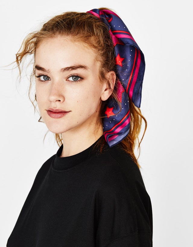 Más informal pero también cool es la propuesta de Bershka: adornar tu coleta alta con un pañuelo.