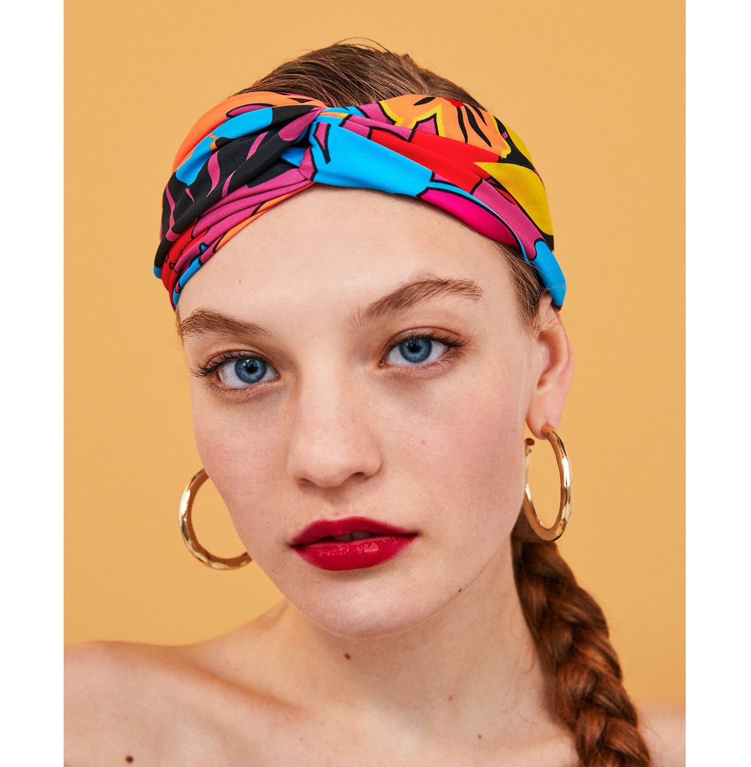 En Zara encontrarás diversas propuestas para lucir el pañuelo en la frente, tipo diadema-turbante. Con coleta, con trenza, con el pelo suelto...