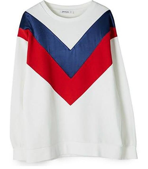 Sudadera de Stradivarius con detalle en pico, 25.99 euros.