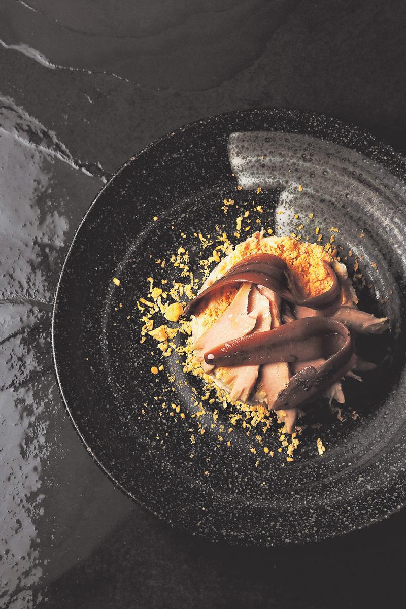 Las modas van y vienen, pero si hay algo que siempre es tendencia, es el uso de productos locales y de temporada. El ejemplo número uno sigue siendo La Tasquita de Enfrente, en Madrid, uno de los ocho restaurantes incluidos recientemente en la lista Top 100 European Gourmet Casual Restaurants 2018. Ensaladilla rusa con bonito y anchoa de la Tasquita de Enfrente.