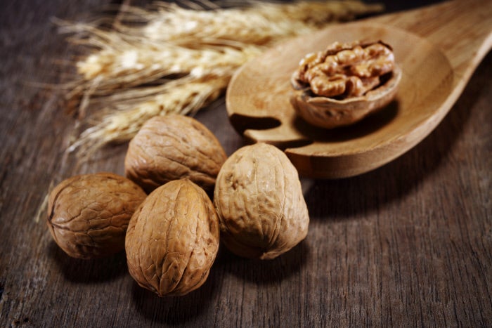 Rica fuente de grasas insaturadas, omega 3, vitaminas, minerales y antioxidantes. Aportan un gran beneficio a la salud cerebral, se recomienda comer dos o tres nueces diarias. Indispensables en una dieta antienvejecimiento.