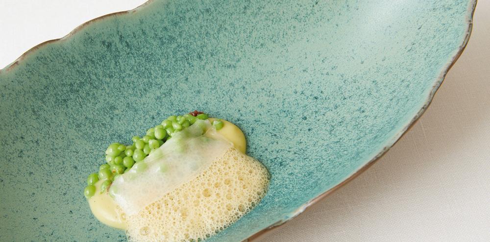 El chef Francis Paniego hizo pública la comanda de una comida llena de impedimentos a la hora de cocinar por culpa de las alergias de sus comensales: frutos secos, legumbres, frutas, ajo, pimentón… Aun así, el chef lo logró y se adaptó, saliendo airoso del dilema. ¿Por qué tantos otros cocineros se resisten a hacerlo e incluso humillan a sus clientes en redes sociales? Los guisantes lágrima de Francis Paniego, de El Portal de Echaurren (Ezcaray, La Rioja).