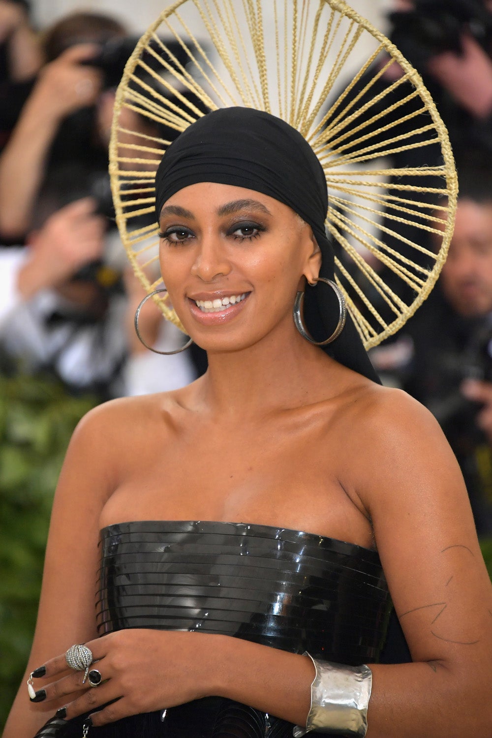 No vimos a Beyoncé en la Gala Met 2018, pero su hermana Solange Knowles no decepcionó. Cubrió su cabeza con un pañuelo y una aurela de rafia.