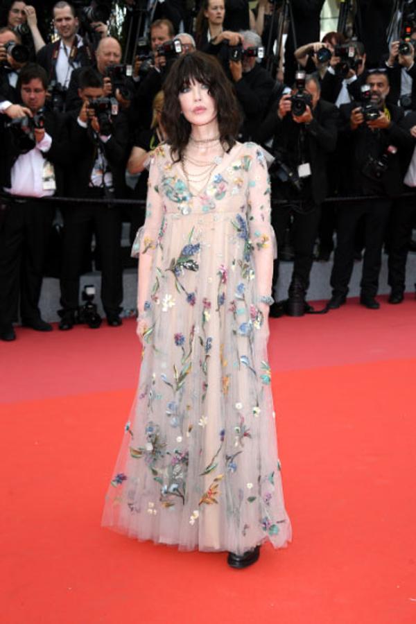 Isabelle Adjani con un vestido de tul con detalles bordados de flores.