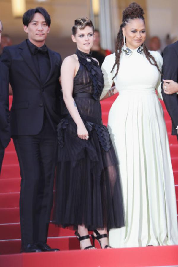 Las miembros del jurado, Kristen Stewart y Ava Duvernay. La primera con vestido negro de tul, cuello halter y transparencias de  Chanel , firma de la que es imagen. La segunda con vestido blanco con detalles de pedrería en el cuello.