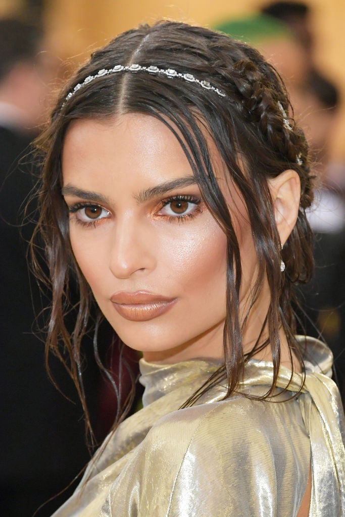 La actriz y modelo Emily Ratajkowski jugó al despiste al subir una foto a Instagram con un  pixie  horas antes de la Gala. Allí paseó por la alfombra roja con un recogido con trenzas y mechones sueltos, que adornó con una diadema plateada.