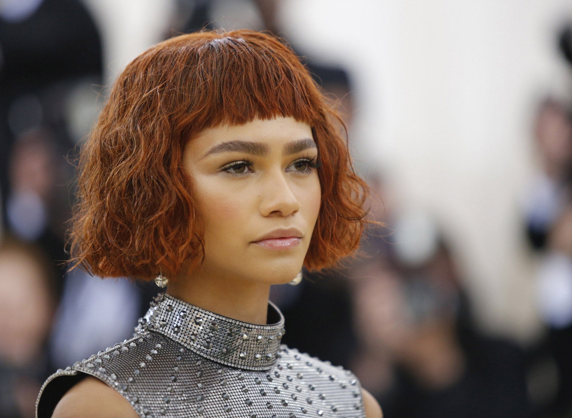La cantante Zendaya ha sorprendido con un nuevo look (seguramente sea peluca): un bob con flequillo recto a lo Cleopatra en color caoba.