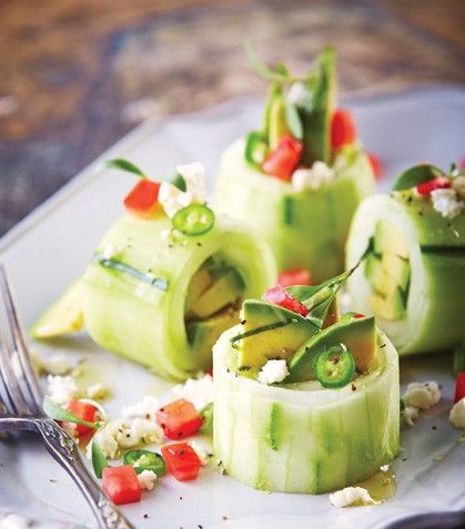 Rollitos de pepino y aguacate: ¡Seguimos con los rollitos! En este caso son rollitos de pepino con aguacate y pavo. Pero la creatividad está en tus manos.