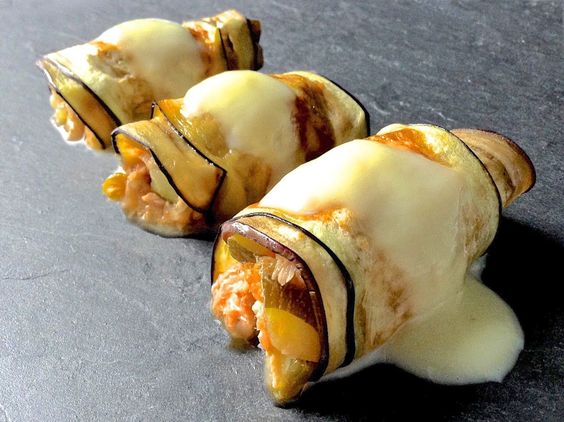 Canelón de calabacín: Si echas de menos la pasta en la dieta, crea tu propia versión de su sustituto. Puedes hacer una bechamel light que acompañe a un delicioso rollito de calabacín.