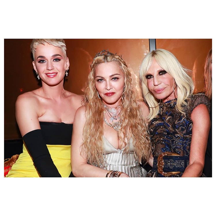 Katy Perry, Madonna y Donatella : la Trinidad. La atracción entre rubias no falla: foto épica. Perry hace como que no se entera, pero está compartiendo plano con la viva estampa de lo que podría ser su futuro.