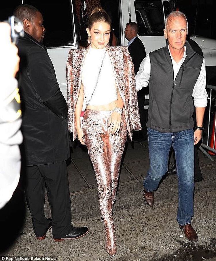 Gigi rock'n'roll. Normal que apetezca quitarse el vestidazo y ponerse un traje de pantalón. Atención al bordado increíble del traje, a juego con las botas. El color, ideal.