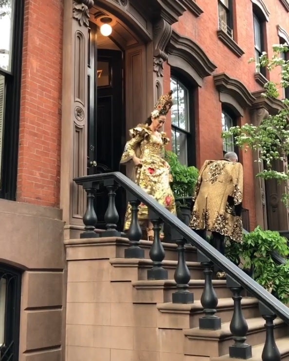 Sarah Jessica  en el portal de casa. Gracias a este vídeo de un espontáneo, podemos ver a Sarah Jessica saliendo de su impresionante casa en el West Village neoyorquino y despidiéndose de su hija. “Dónde va mamá hecha un cuadro barroco”, debía pensar la pobre.