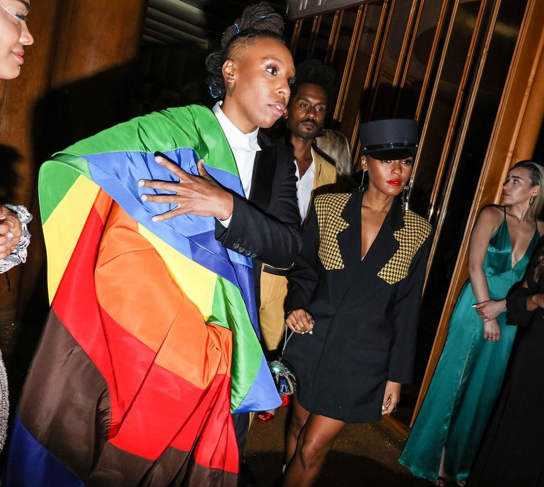 Janelle Monae y Lena Waithe . Son las reinas 'queer' de su generación. Dos genias de la música y la interpretación, unidas en la fiesta. Lena no se cambió, pero Monáe sí tuvo la buena idea de prescindir de su tremendo 'look' y tocado y cambiarlo por esta chaqueta-vestido y un sombrero más sencillito.