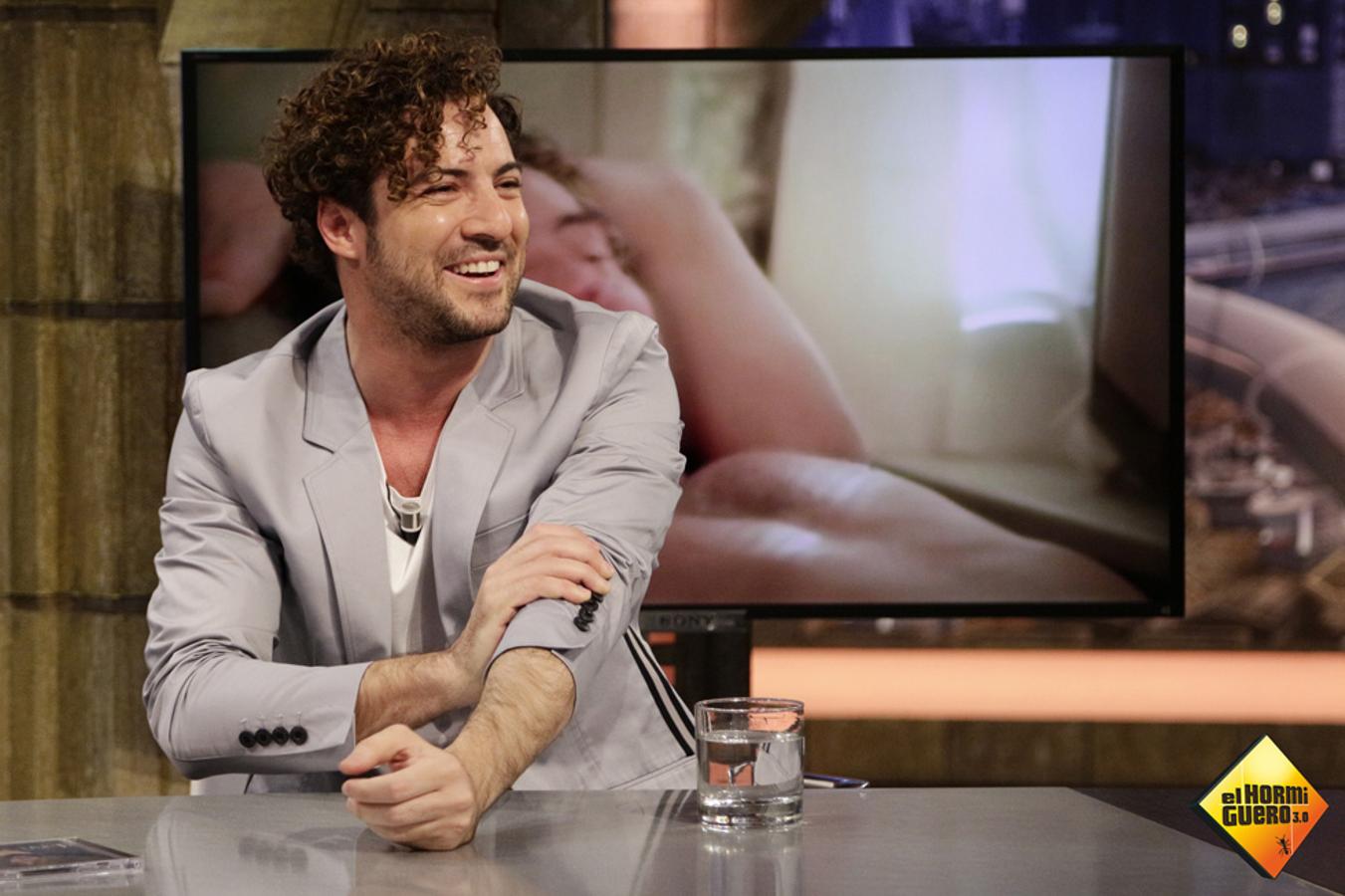 Fue en 2014 cuando David Bisbal empezó a dejarse barba y ya suma 4 años con ella. Sus rizos comenzaron a mostrarse más cortos.