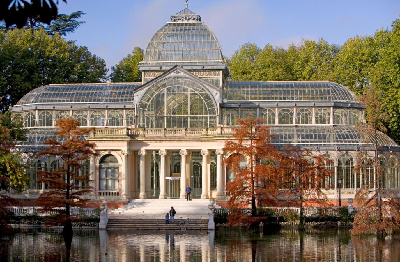 El palacio de cristal es otro de los lugares más fotografiados de Madrid. Y es que se trata de un espacio precioso, iluminado y rodeado de naturaleza, que se encuentra dentro del Retiro. Un espacio obligado para capturar en tus redes sociales si visitas Madrid.