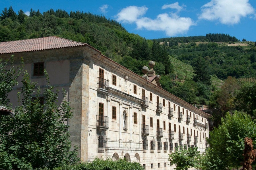 El Parador de Corias, en la localidad de Cangas del Narcea (Asturias) fue declarado Monumento Histórico-Artístico Nacional. Se trata de un antiguo monasterio que guarda en su interior restos arqueológicos de su primera construcción en el siglo XI. Su entorno te aportará paz y tranquilidad.